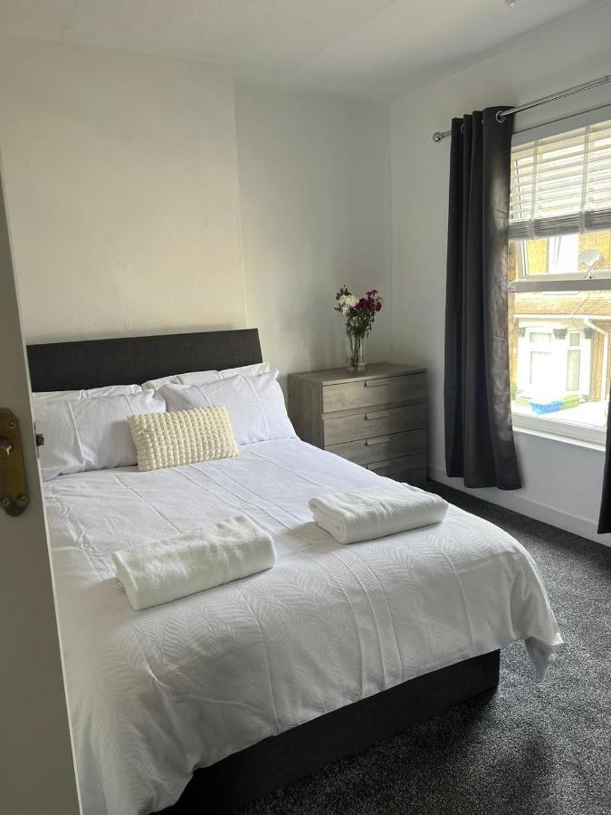 Crown Road Apartment سيتينغبورن المظهر الخارجي الصورة